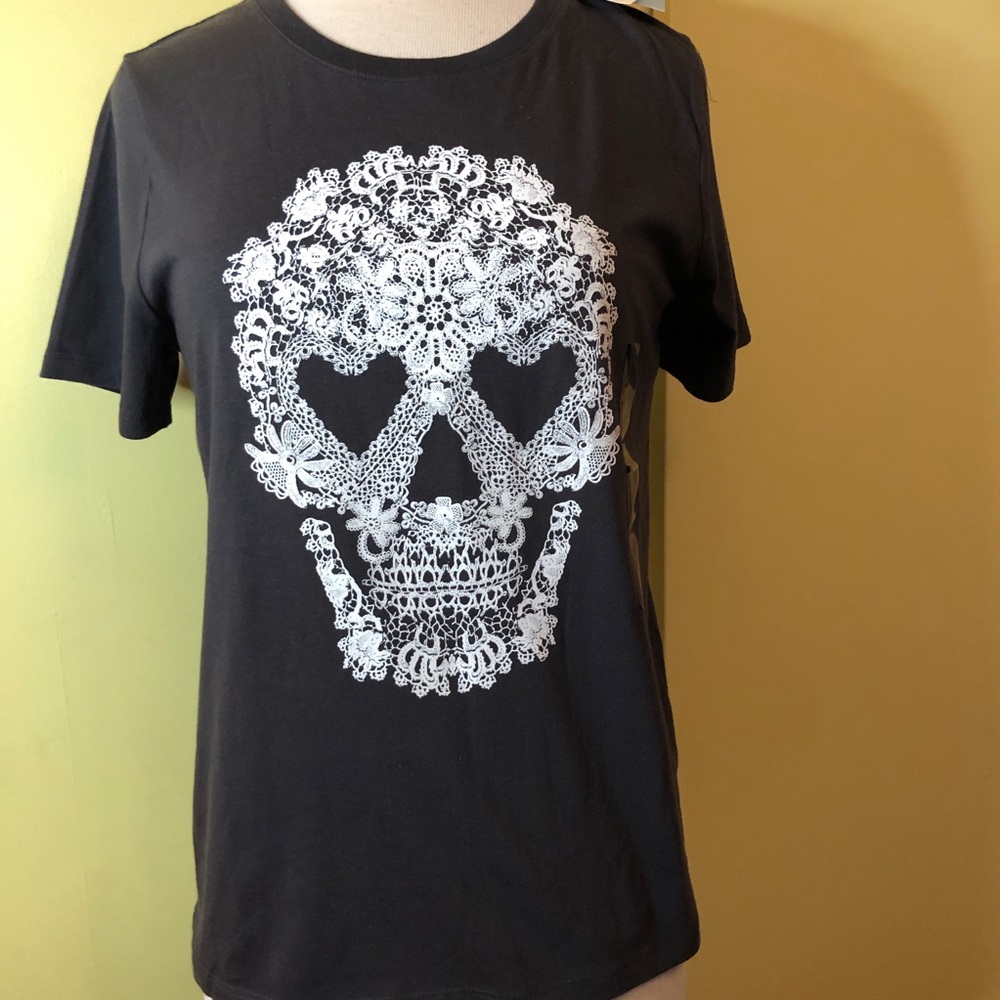 Fifth Sun Grey Tee with Sugar Skull White Design. Large. NWT